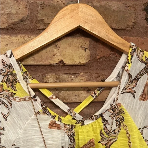 Goddess Short Sleeve Top with Yellow and Cream Pattern - Picture 3 of 5